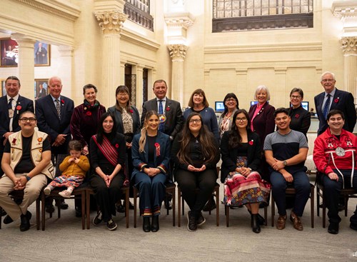 Un groupe de jeunes leaders autochtones et des sénateurs posent dans l’édifice du Sénat du Canada. 