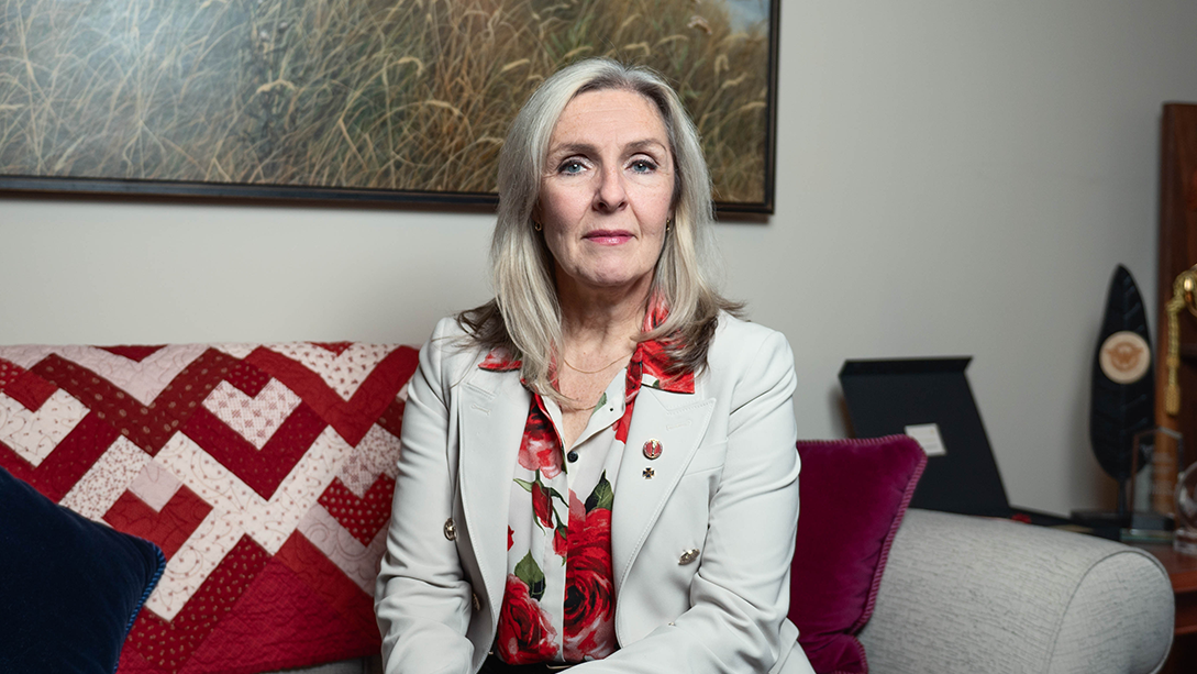 La sénatrice Rebecca Patterson assise sur un canapé dans son bureau.