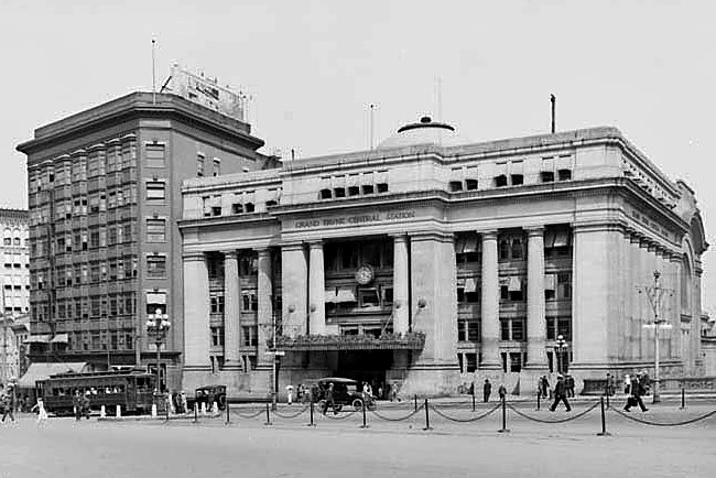 Gare centrale du Grand Trunk avant 1920, flanquée de l’édifice Corry, un immeuble de plan triangulaire souvent considéré comme le premier gratte-ciel d’Ottawa. Il a été démoli en 1966. (Crédit photo : Bibliothèque et Archives Canada)