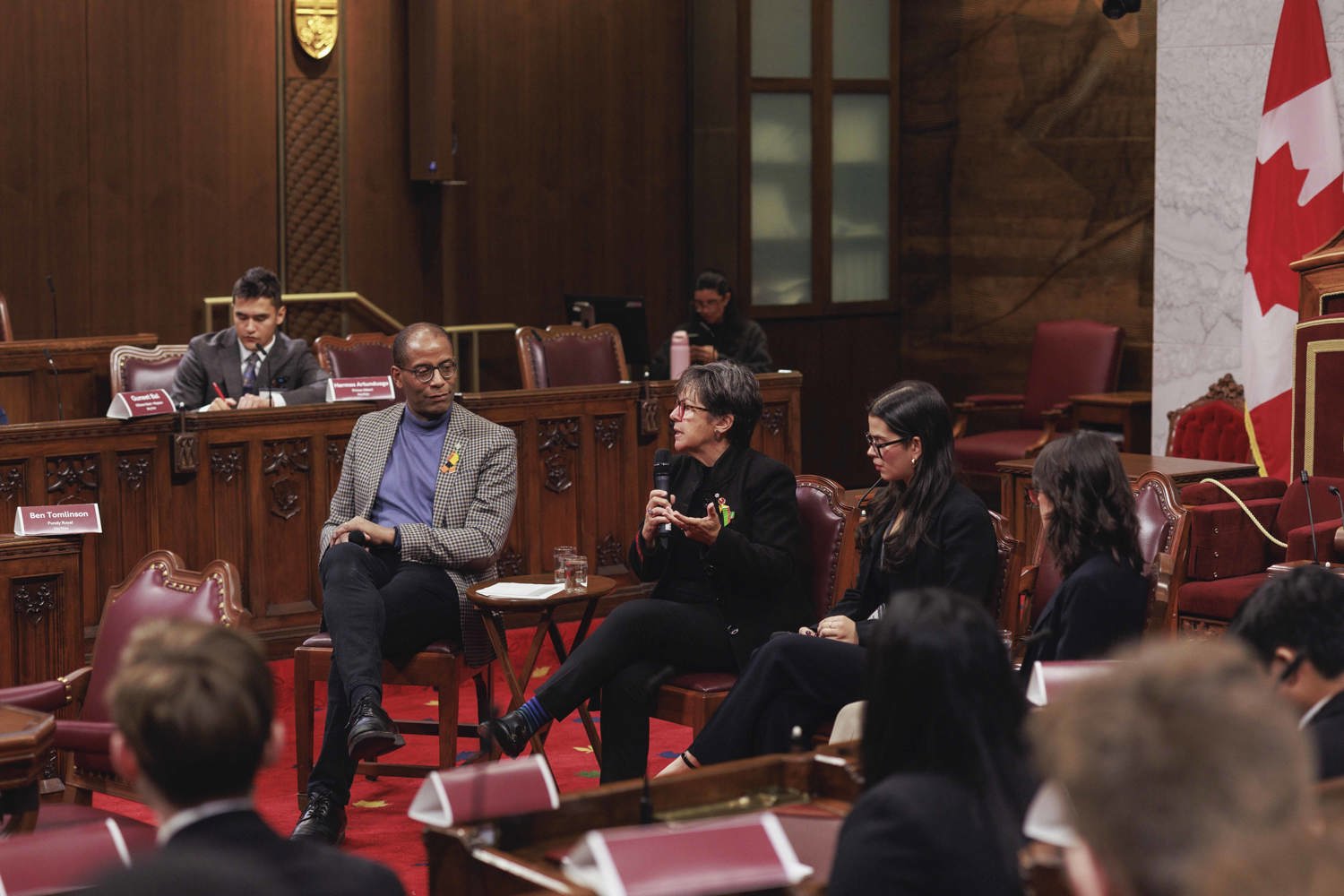 Un groupe de personnes assises sur des chaises