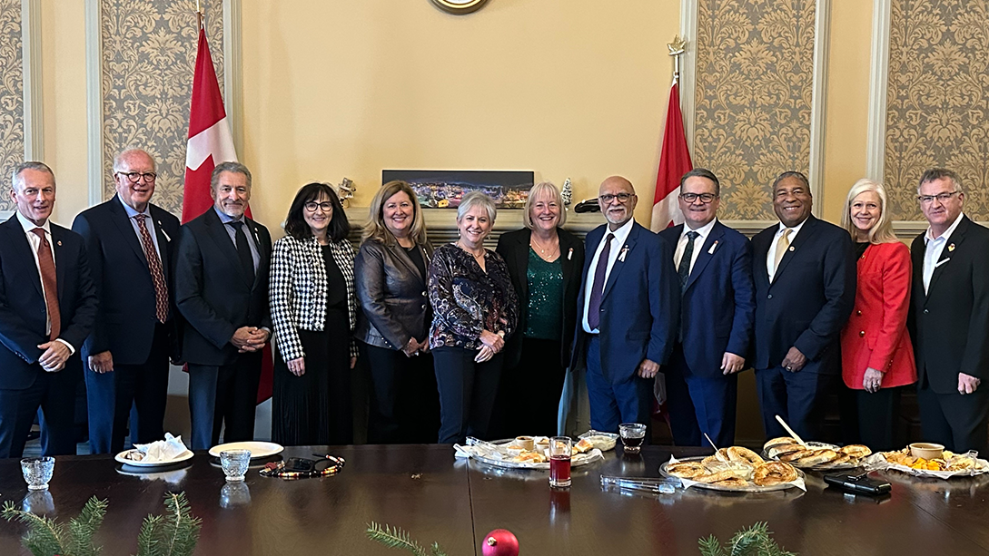 Douze sénateurs représentant les provinces du Canada atlantique côte à côte, souriant à la caméra.