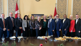 Douze sénateurs représentant les provinces du Canada atlantique côte à côte, souriant à la caméra.