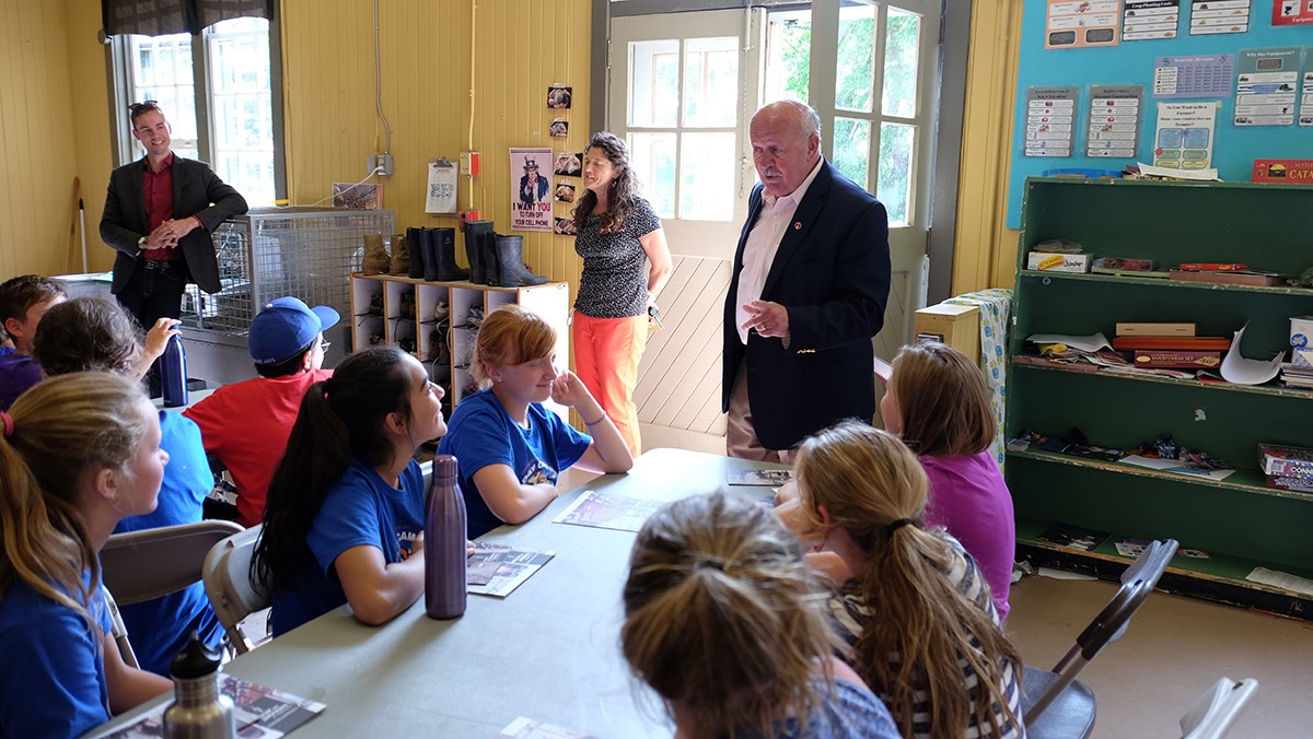 Senator Terry M. Mercer meets with participants in the Canada Agriculture and Food Museum’s Junior Farmer Camp in Ottawa in September 2017 as part of his work with the Senate Committee on Agriculture and Forestry. 