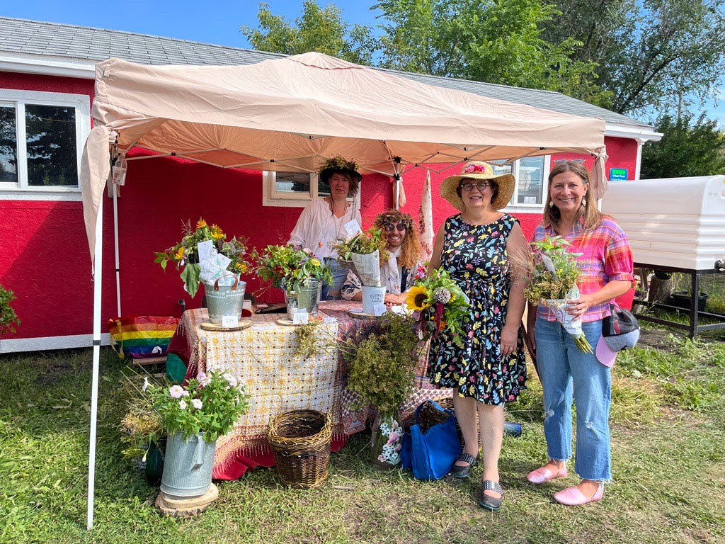 Saturday, August 13, 2022 – Senator Paula Simons (second from right), Deputy Chair of the Committee on Agriculture and Forestry, visits the Edmonton Urban Farm to mark the launch of Alberta Open Farm Days, alongside Explore Edmonton CEO Traci Bednard (right).