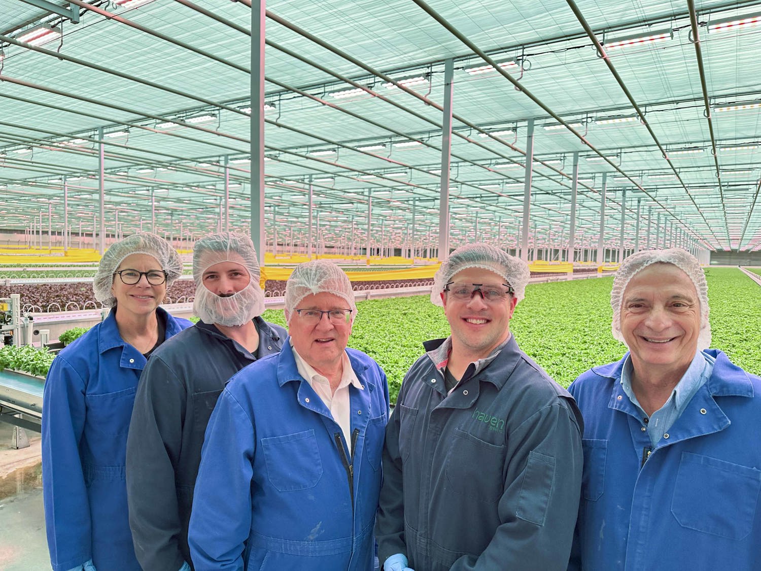 Le vendredi 21 novembre 2025 – La sénatrice Marnie McBean, et les sénateurs Rob Black et Toni Varone; visite de serres dédiées à la production de légumes-feuilles; Haven Greens, King City, Ontario.