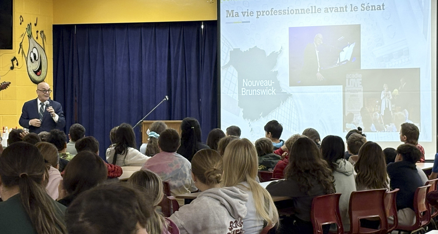 Le jeudi 13 novembre 2025 – Le sénateur René Cormier avec des élèves; visite coordonnée par S’ENgage; École Marguerite-Bourgeoys, Caraquet, Nouveau-Brunswick.
