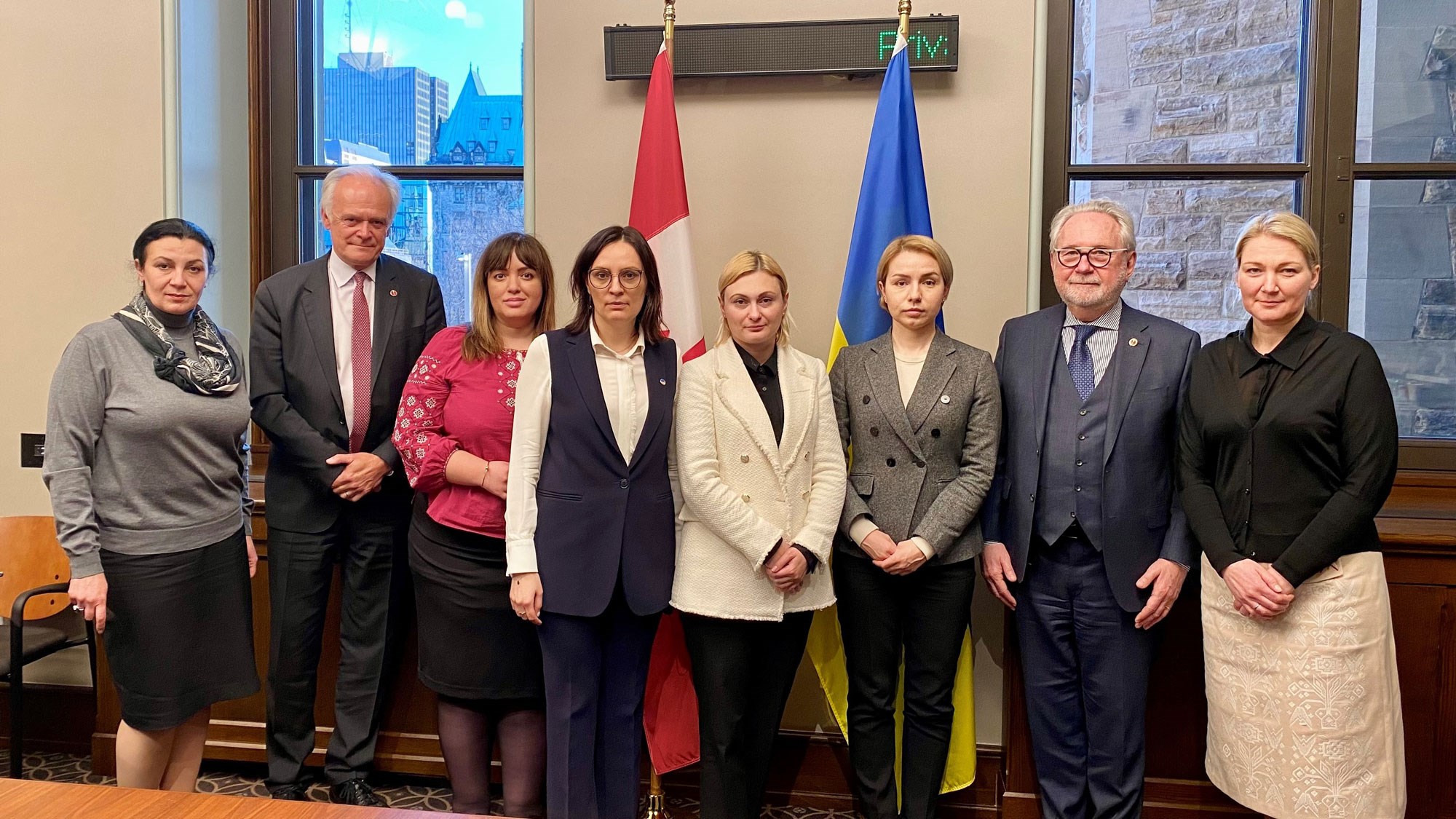 Le jeudi 31 mars 2022 – Les sénateurs Peter Boehm et Peter Harder rencontrent une délégation de députées ukrainiennes et l’ambassadrice désignée de l’Ukraine au Canada, Yulia Kovaliv, à l’édifice de l’Ouest du Parlement. Les sénateurs Boehm et Harder ont été invités à la rencontre et y ont participé en leur qualité respective de président et vice président du Comité sénatorial des affaires étrangères et du commerce international.