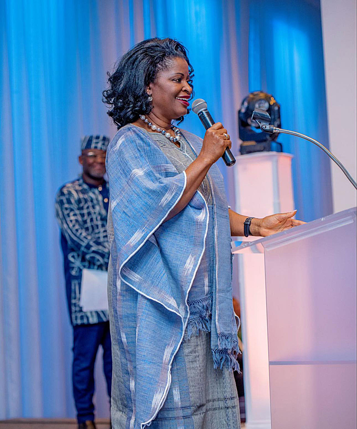 La sénatrice Gerba prend la parole lors d’un gala du Réseau des ingénieurs camerounais du Canada, le 19 octobre 2024. (Crédit photo : Bureau de la sénatrice Amina Gerba)