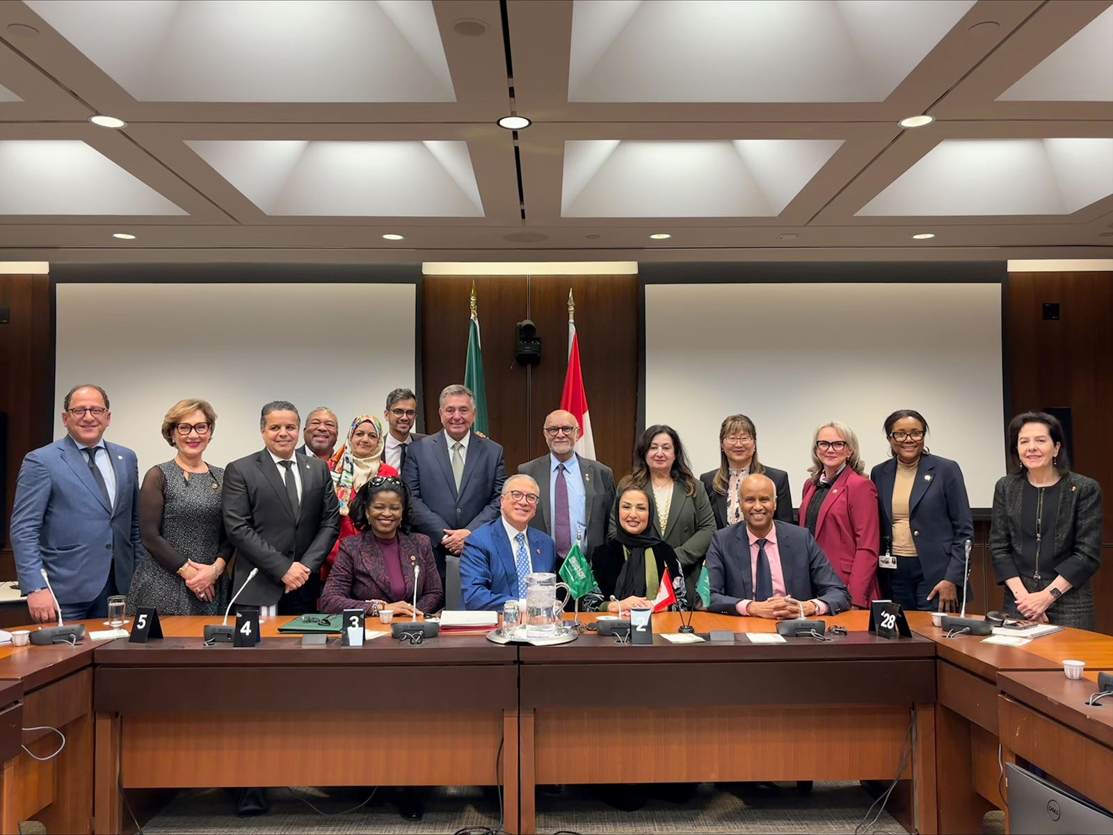 En tant que coprésident du Groupe interparlementaire Canada-Arabie saoudite, le sénateur Al Zaibak, assis, deuxième à partir de la gauche, préside la réunion inaugurale du groupe le 31 octobre 2025. (Crédit photo : Bureau du sénateur Mohammad Al Zaibak)