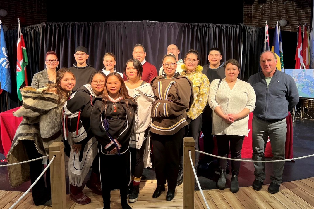 La sénatrice Margaret Dawn Anderson (rangée arrière, à gauche) rencontre des étudiants participant au programme Nunavut Sivuniksavut lors de la conférence Round Square organisée par le Collège Ashbury à Ottawa, en Ontario. Le thème était « Vivre le Nord ». Par ailleurs, la sénatrice a parlé des changements climatiques durant une table ronde sur l’Arctique avec l’ambassadrice danoise Hanne Fugl Eskjær (rangée arrière, troisième à partir de la gauche), le président de l’Inuit Tapiriit Kanatami Natan Obed (rangée arrière, quatrième à partir de la gauche), le chef d’expédition en Arctique Geoff Green (rangée avant, à droite) et l’étudiante Kaya Hipfner (non photographiée).