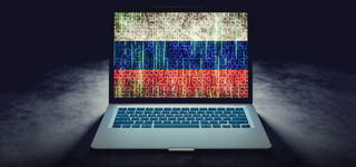 Un ordinateur portable ouvert, où des rangées de chiffres et de code se superposent à des bandes horizontales blanches, bleues et rouges, rappelant le drapeau de la Russie.
