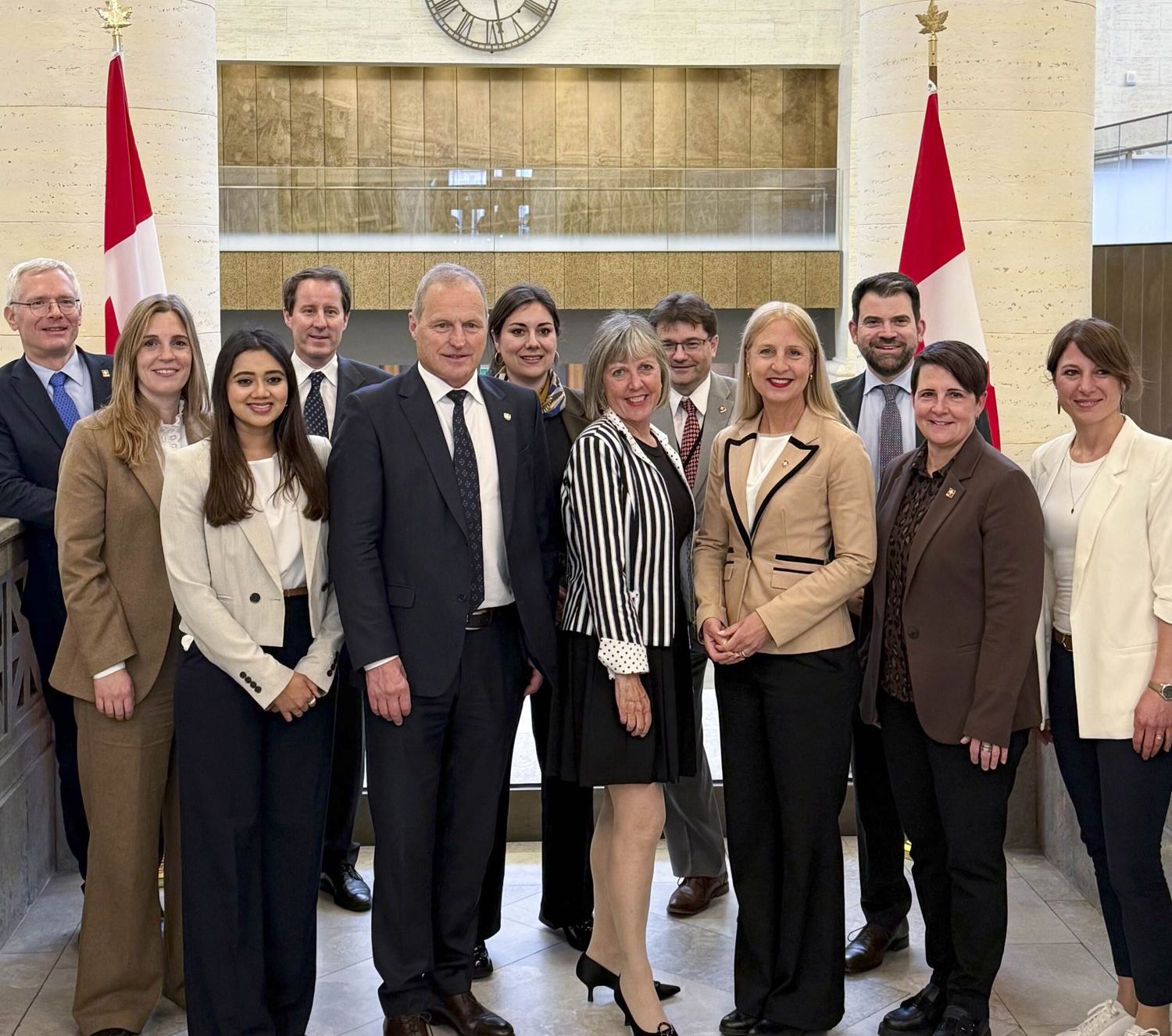 Un groupe de personnes se fait prendre en photo.