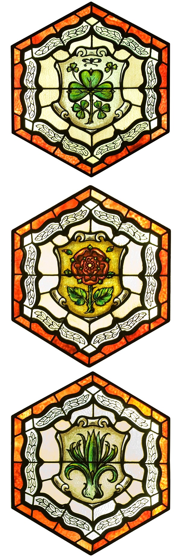 Parmi les symboles qu’on retrouve au plafond, on compte le trèfle irlandais, la rose Tudor et le poireau gallois.