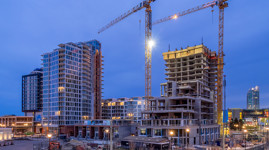 Des gratte-ciels en construction.