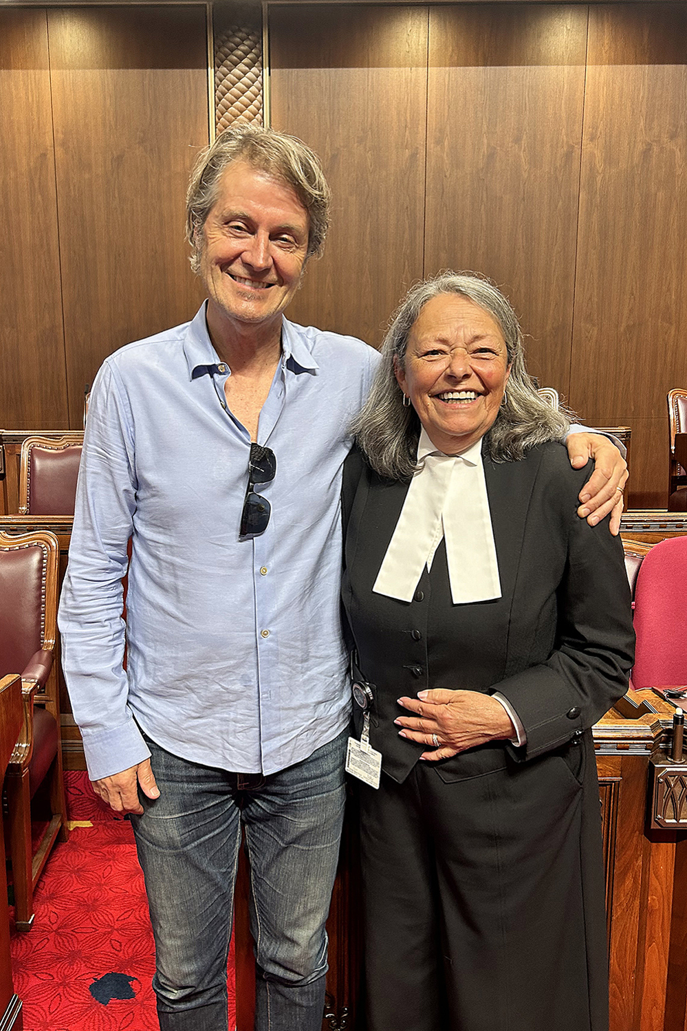 Jim Cuddy, chanteur du groupe Blue Rodeo, pose avec la sénateure Ringuette lors d’une visite à la Chambre du Sénat. (Photo fournie par :  Bureau de la sénateure Pierrette Ringuette)