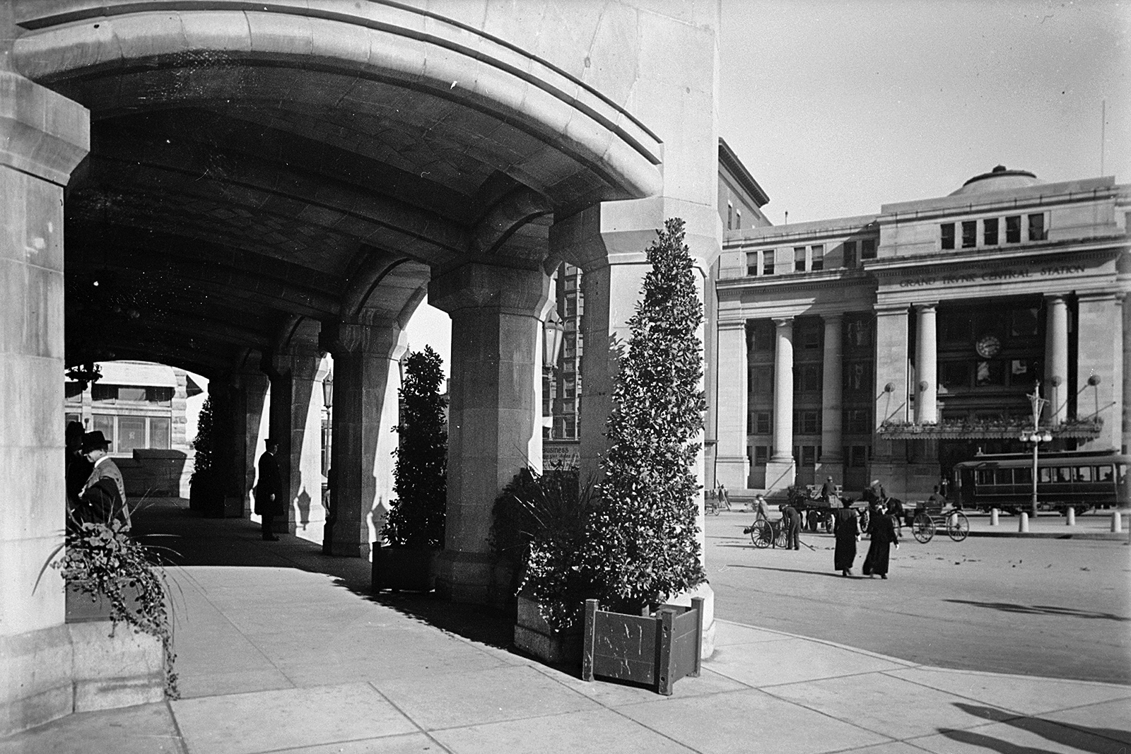 Gare centrale du Grand Trunk depuis l’entrée du Château Laurier en 1916, soit quatre ans après l’ouverture des immeubles. (Crédit photo : Bibliothèque et Archives Canada)