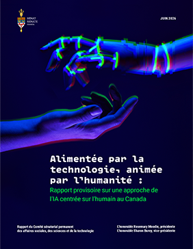 Couverture du rapport provisoire du Sénat Alimenté par la technologie, animée par l’humanité, avec l’emblème du Sénat du Canada et une main robotique lumineuse tendue vers une main humaine ouverte sur un fond bleu foncé, symbolisant une approche de l’intelligence artificielle centrée sur l’humain.