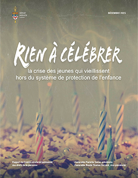 Un gâteau avec des bougies éteintes et les mots suivants : Décembre 2025, Rien à célébrer : la crise des jeunes qui vieillissent hors du système de protection de l’enfance, Comité sénatorial des droits de la personne, La sénatrice Paulette Senior, présidente, La sénatrice Wanda Thomas Bernard, vice‑présidente