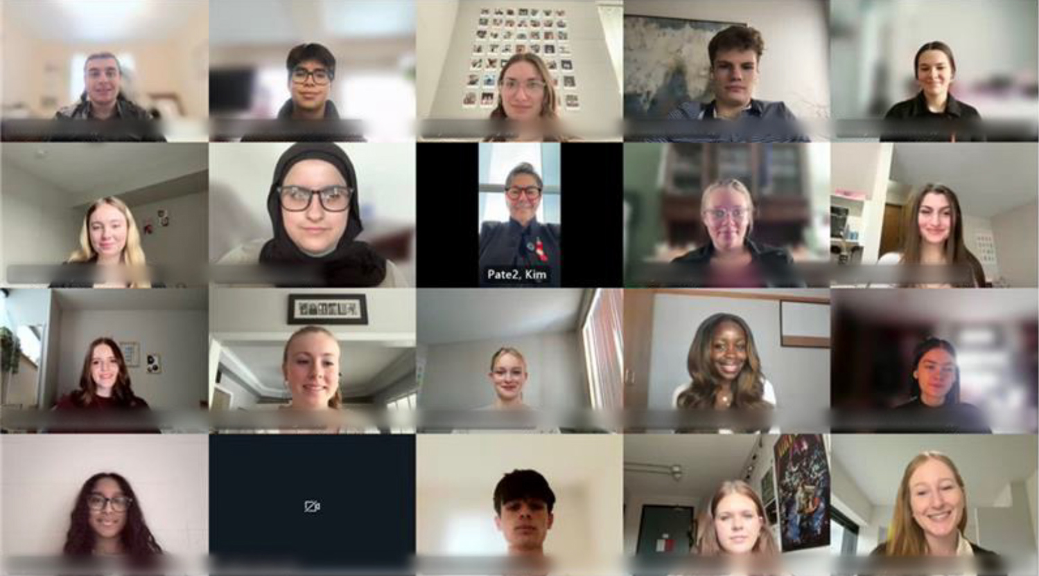 Le vendredi 28 novembre 2025 – La sénatrice Kim Pate, au centre; événement virtuel, organisé par S’ENgage, avec des étudiants du programme Law Plus de l’Université Brock, St. Catharines, Ontario.