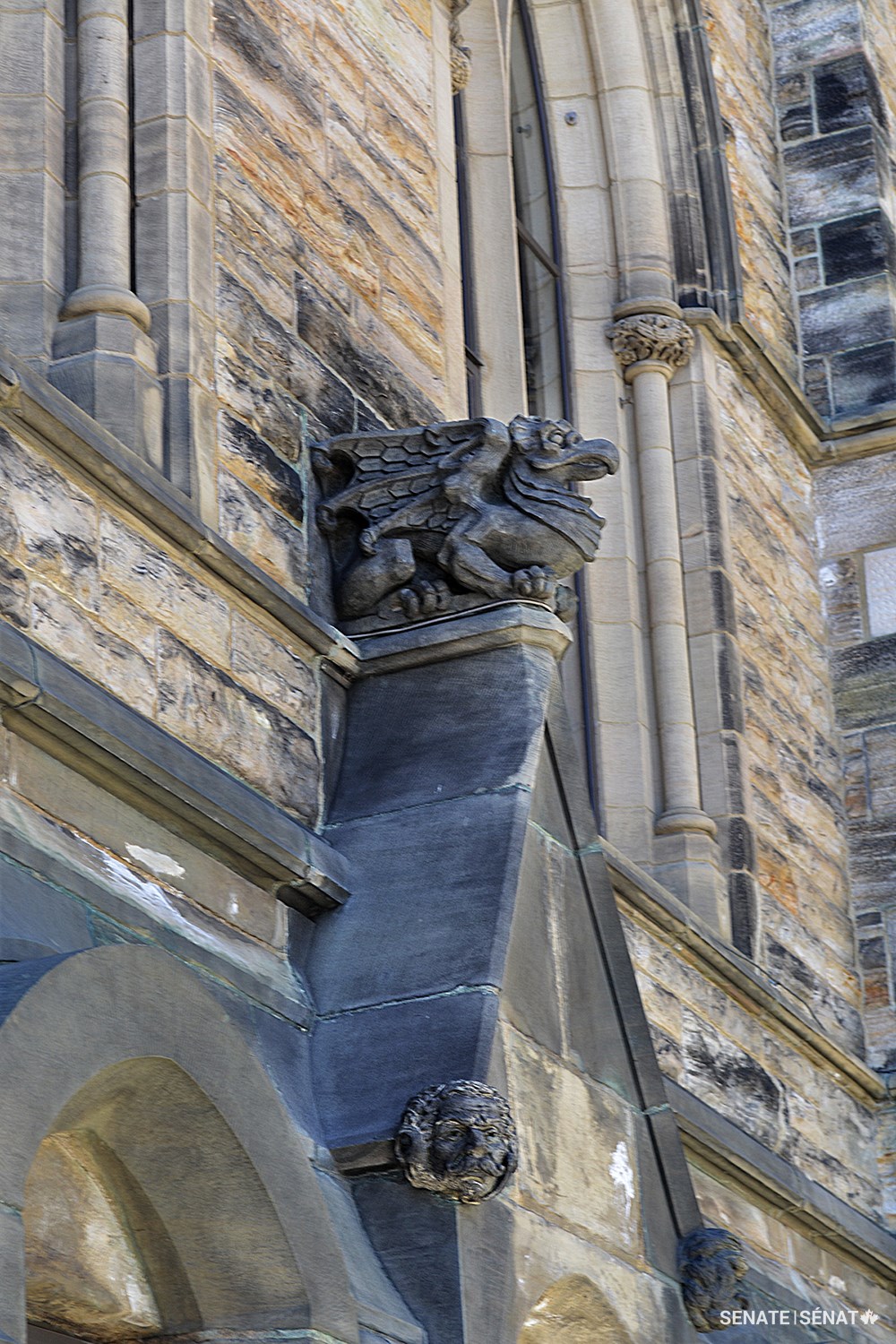 Un griffon, c’est-à-dire un lion ailé à tête d’aigle, protège une lucarne sur la face sud de l’édifice du Centre.