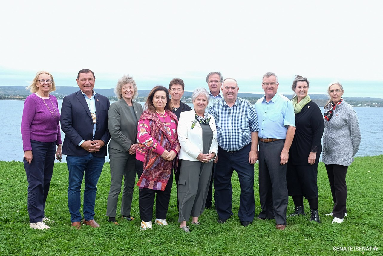 Les membres du comité se rendent à Port de Grave pour rencontrer l’administration portuaire locale. De gauche à droite : les sénateurs Jane Cordy, Brian Francis, Pat Duncan, Salma Ataullahjan, Bev Busson, Iris Petten, Jim Quinn, le trésorier de l’administration portuaire de Port de Grave, Vernon Petten, et les sénateurs Fabian Manning, Marilou McPhedran and Rebecca Patterson.