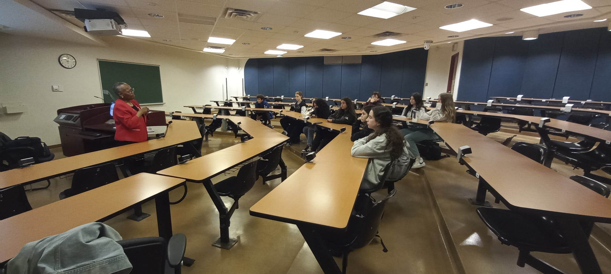 Thursday, May 4, 2023 – Senator Wanda Thomas Bernard meets with high school students enrolled in a human rights mini-course at the University of Ottawa. During this meeting organized by SENgage, she touched on the role of the Senate in Parliament, her path to the Senate, her own interests in human rights and her work as Deputy Chair of the Senate Committee on Human Rights.