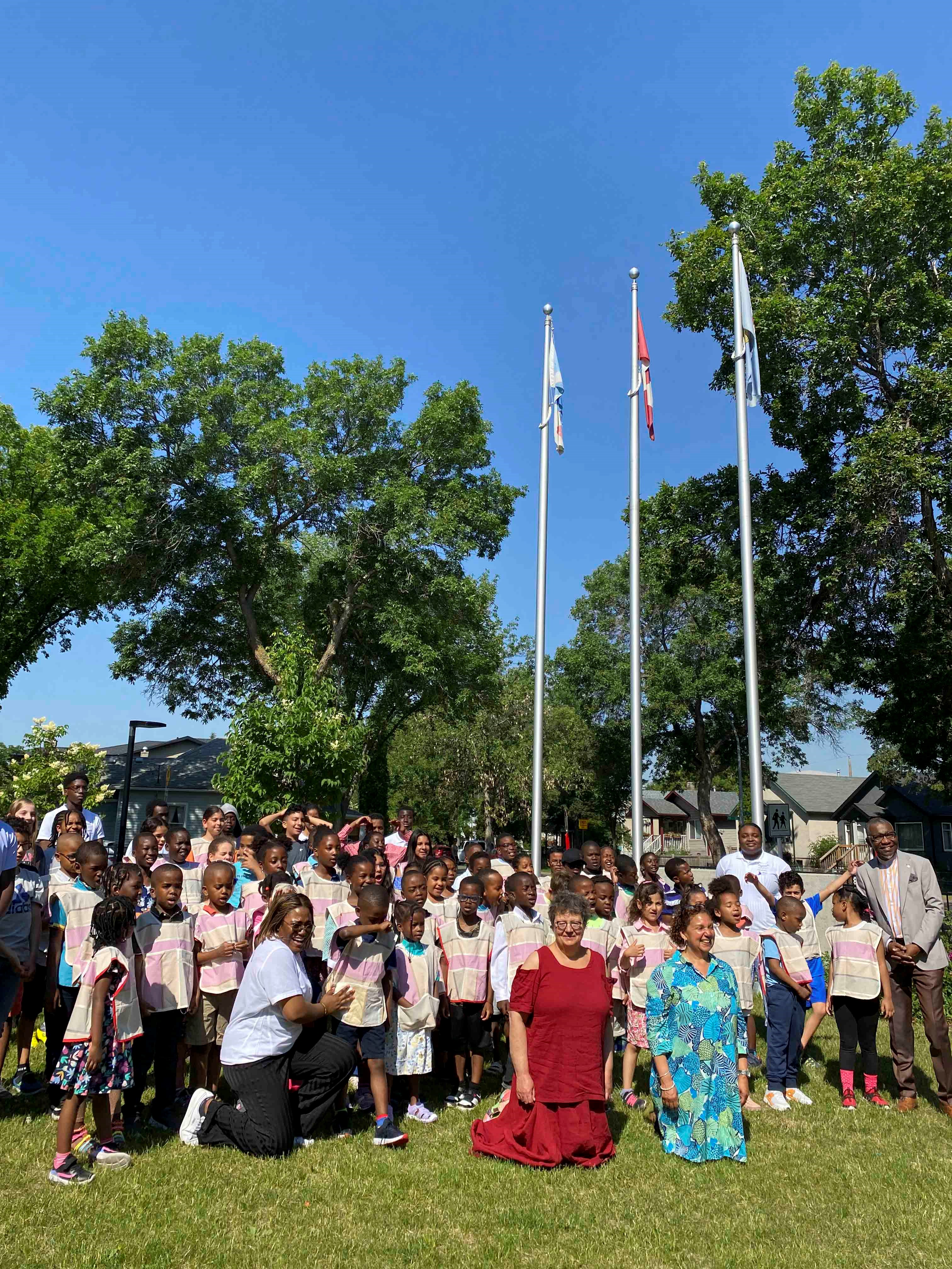 Le mercredi 10 juillet 2024 – Dans la première rangée, les sénatrices Paula Simons, à gauche, et Bernadette Clement, à droite; rencontre avec les jeunes participants d’un camp d’été en leadership; École Joseph-Moreau, Edmonton, Alberta.