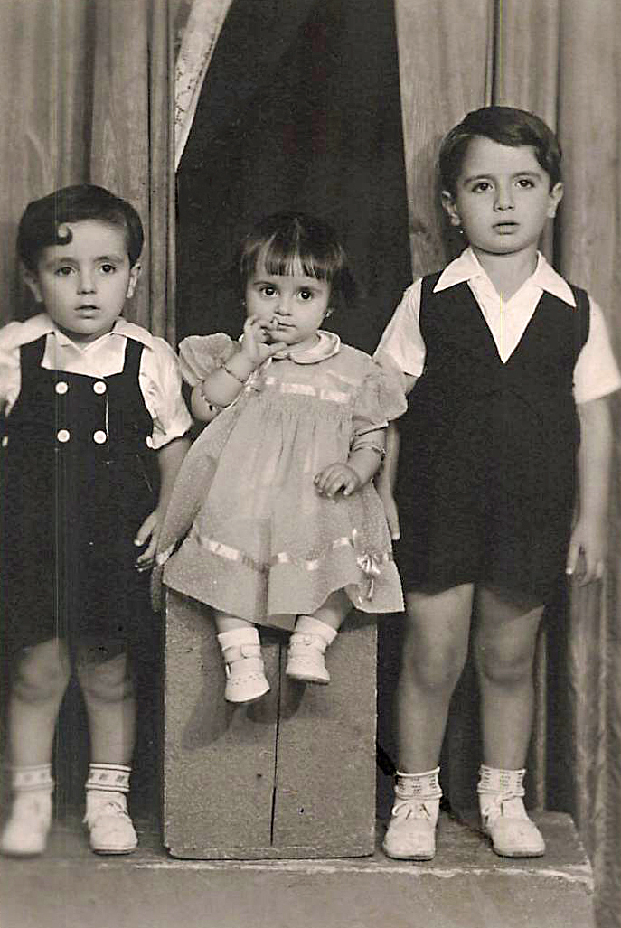 Aîné d’une fratrie de huit enfants, Mohammad Al Zaibak, âgé de cinq ans, à droite, pose avec sa sœur Mona et son frère Abdullah, en Syrie. (Crédit photo : Bureau du sénateur Mohammad Al Zaibak)