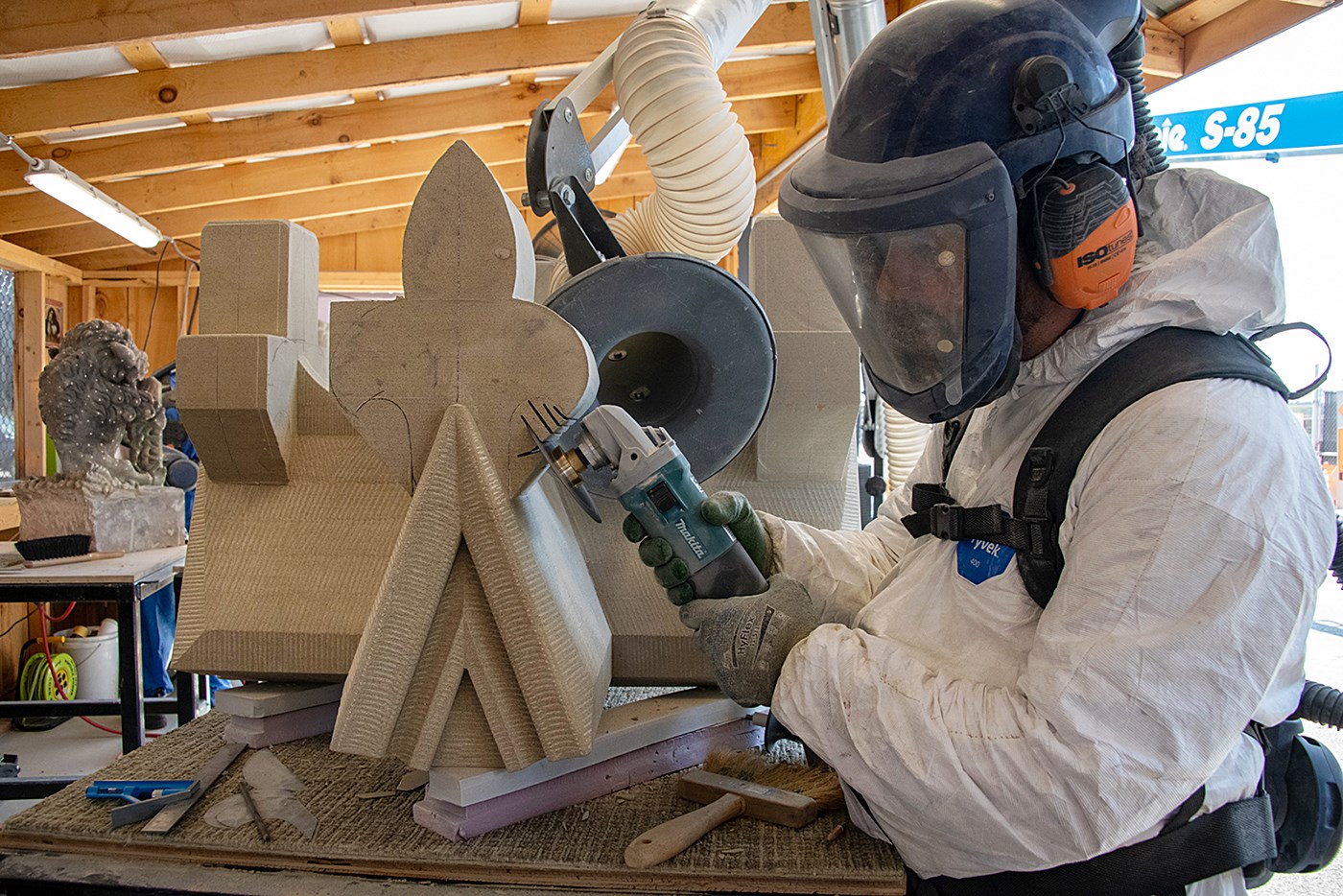 Danny Barber, sculpteur, travaille sur une fleur de lys qui couronne un contrefort du côté ouest de l’édifice du Centre. Les chutes de glace ont complètement cisaillé l’original.