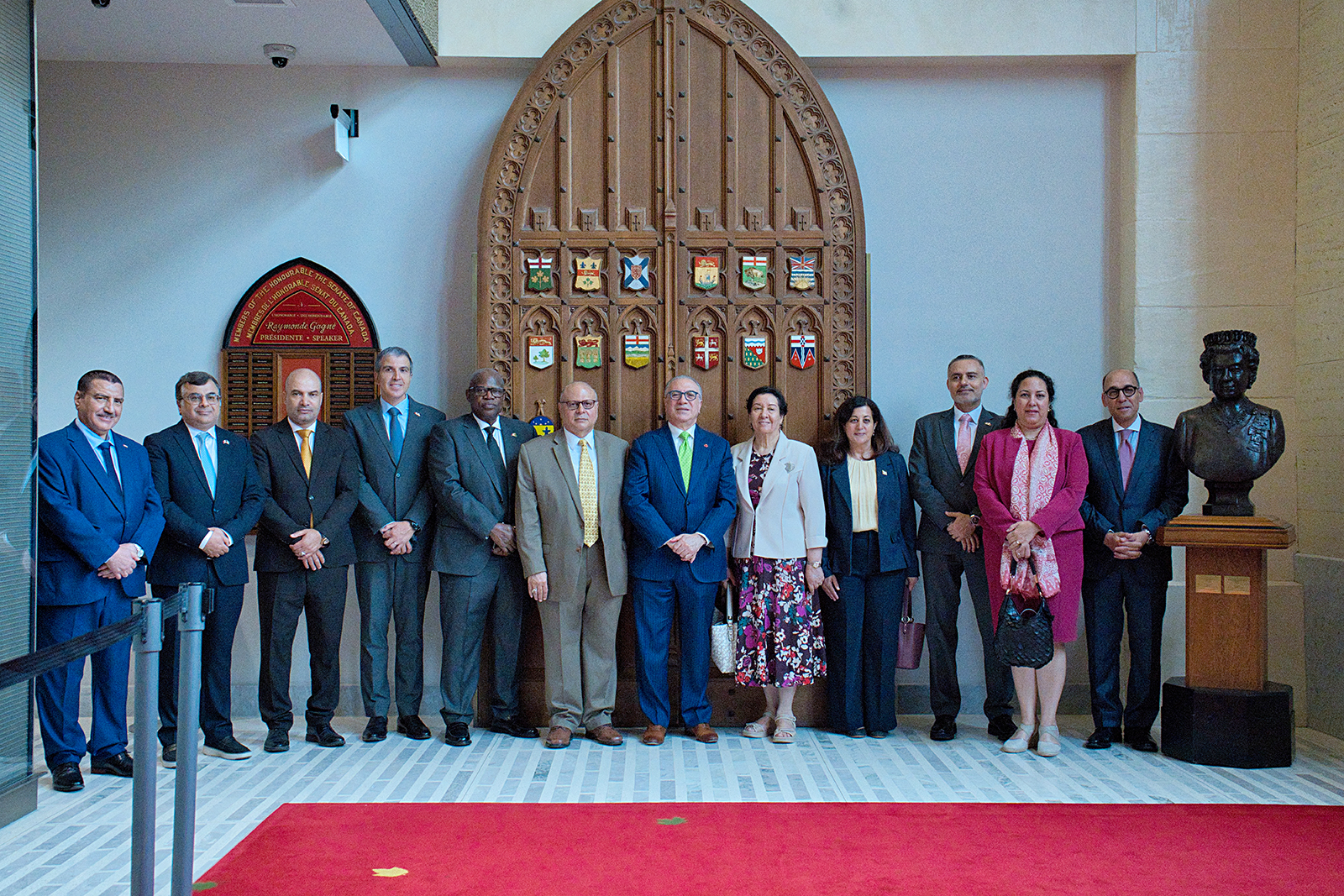 Le sénateur Al Zaibak, au centre, a reçu les ambassadeurs arabes lors d’une visite au Sénat, le 30 juin 2026. Sur la photo, de gauche à droite, figurent les ambassadeurs de l’Irak, du Koweït, de la Libye, du Liban, de la Mauritanie, du Yémen, du Maroc, de la Palestine, du Qatar, de la Jordanie et de l’Égypte. (Crédit photo : Bureau du sénateur Mohammad Al Zaibak)