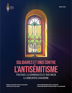 Un vitrail traversé par la lumière du soleil, représentant une ménorah avec une étoile de David en son centre, accompagnée des mots : Avril 2026 Solidaires et unis contre l’antisémitisme : protéger les communautés et renforcer la démocratie canadienne Comité sénatorial des droits de la personne La sénatrice Paulette Senior, présidente La sénatrice Wanda Thomas Bernard, vice‑présidente