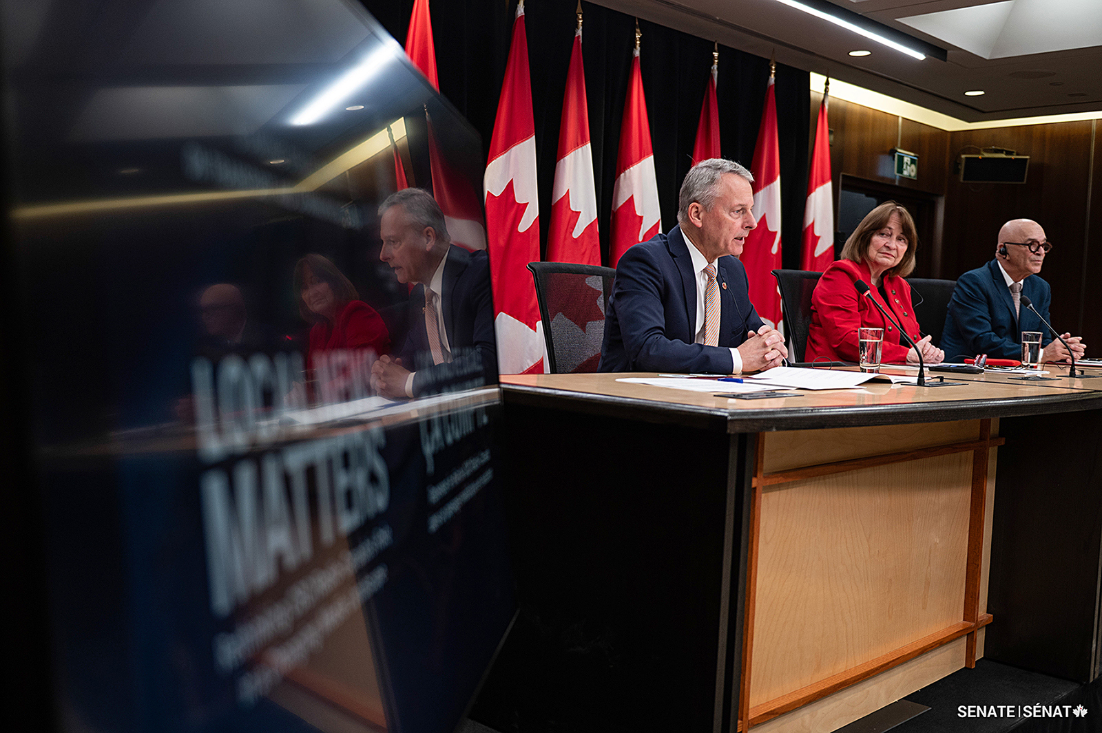 En tant que vice-présidente du Comité sénatorial des transports et des communications, la sénatrice Dasko a organisé une conférence de presse pour souligner le lancement du rapport du Comité L’actualité locale, ça compte : Repenser le rôle de CBC/Radio-Canada dans un paysage médiatique en mutation. On y voit également le sénateur David M. Wells, à gauche, et le sénateur René Cormier, à droite.