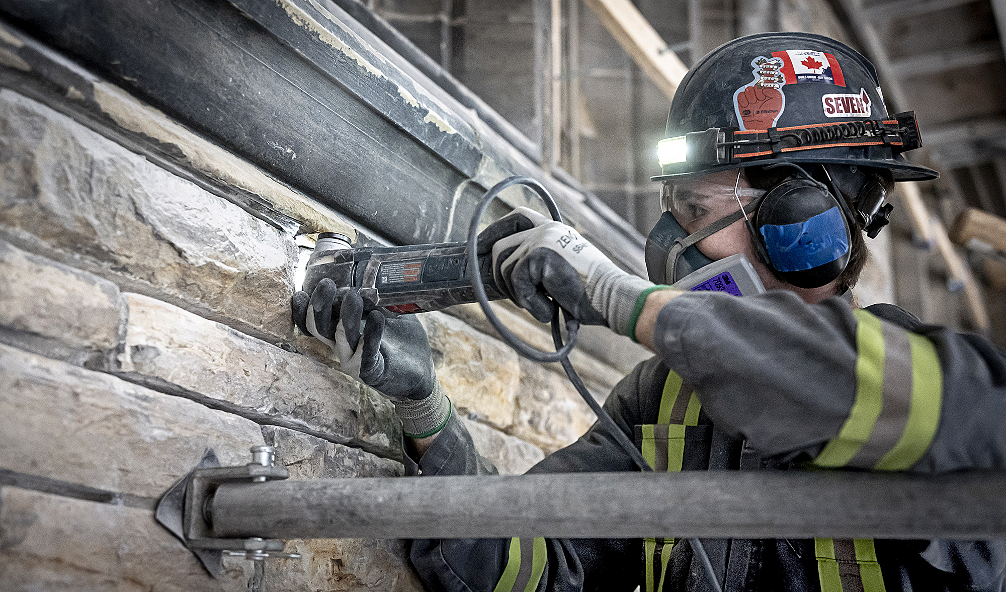 Laser cleaning is an important step in restoring the facade. The exterior is cleaned from top to bottom using concentrated, high-intensity light to gently burn off dirt from the stone surface. (Photo credit: Public Services and Procurement Canada)