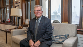 Le sénateur Don Plett, assis sur un canapé dans son bureau.