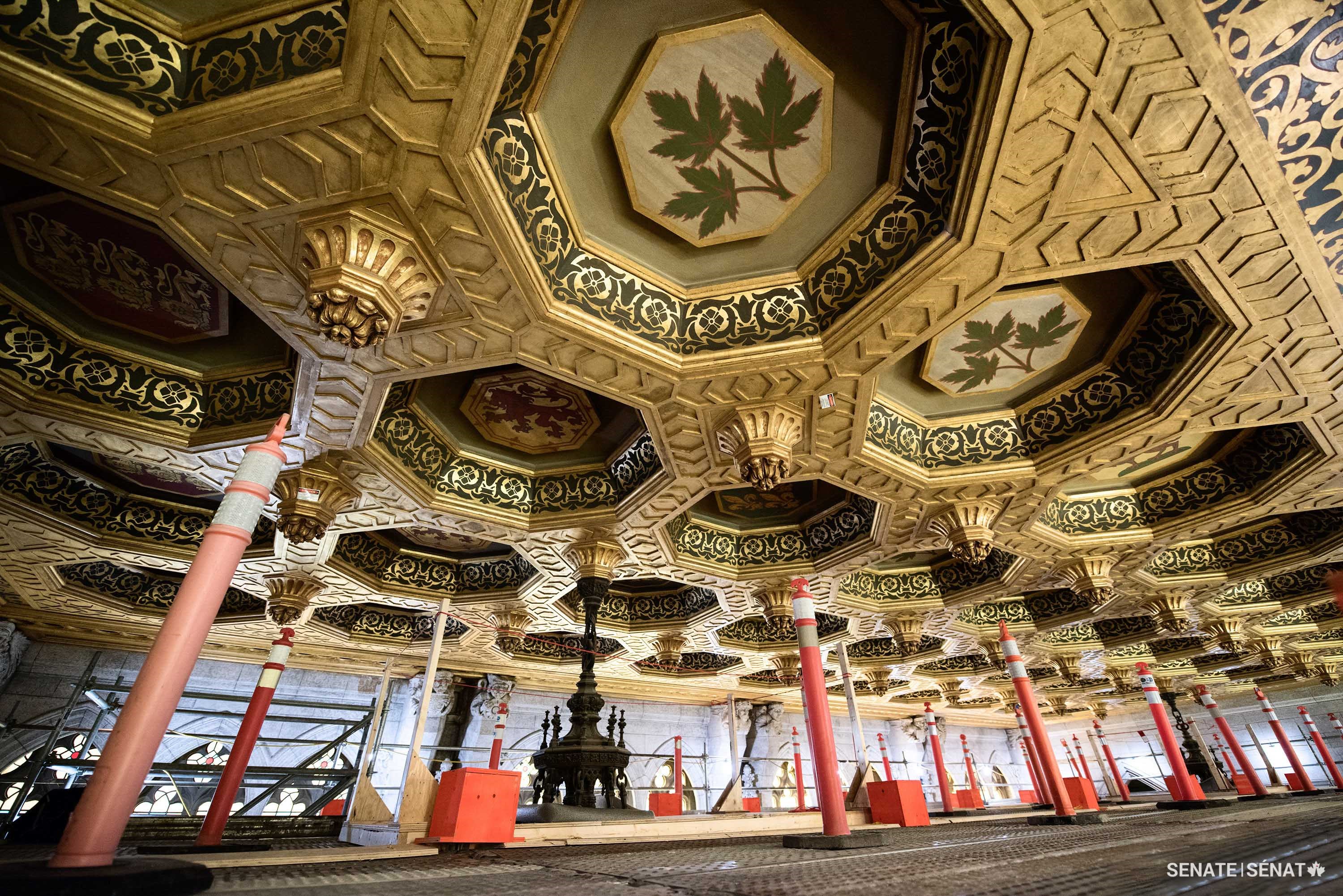 Les 40 caissons du plafond de la Chambre du Sénat sont ornés de symboles du Canada et de ses liens avec l’Europe, notamment des symboles anglais, irlandais, écossais, gallois et français.