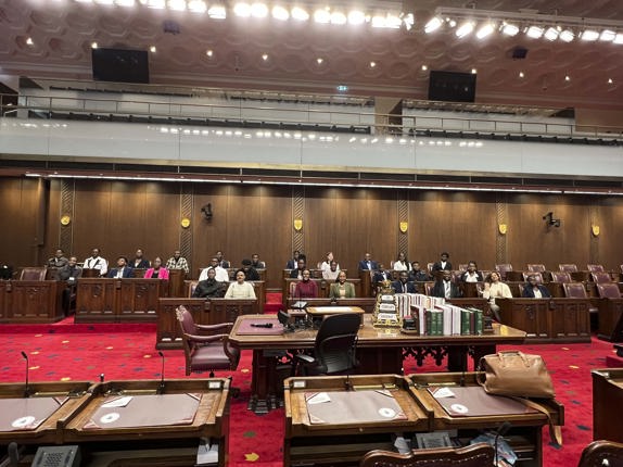 Un groupe de personnes dans la salle du Sénat.