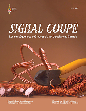 Des cisailles coupant à travers un faisceau de fils de cuivre, avec plusieurs extrémités effilochées visibles, accompagné des mots :
Avril 2026
Signal coupé : Les conséquences coûteuses du vol de cuivre au Canada
Rapport du Comité sénatorial permanent des transports et des communications
L'honorable Larry W. Smith, président
L'honorable Donna Dasko, vice-présidente