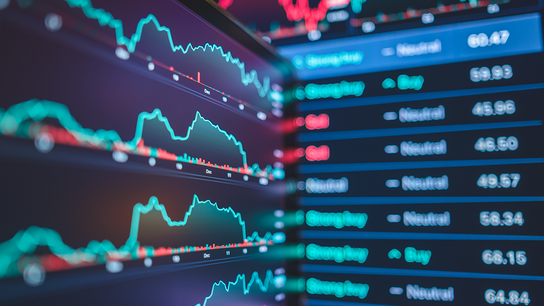 Informations financières sur des écrans d’ordinateur