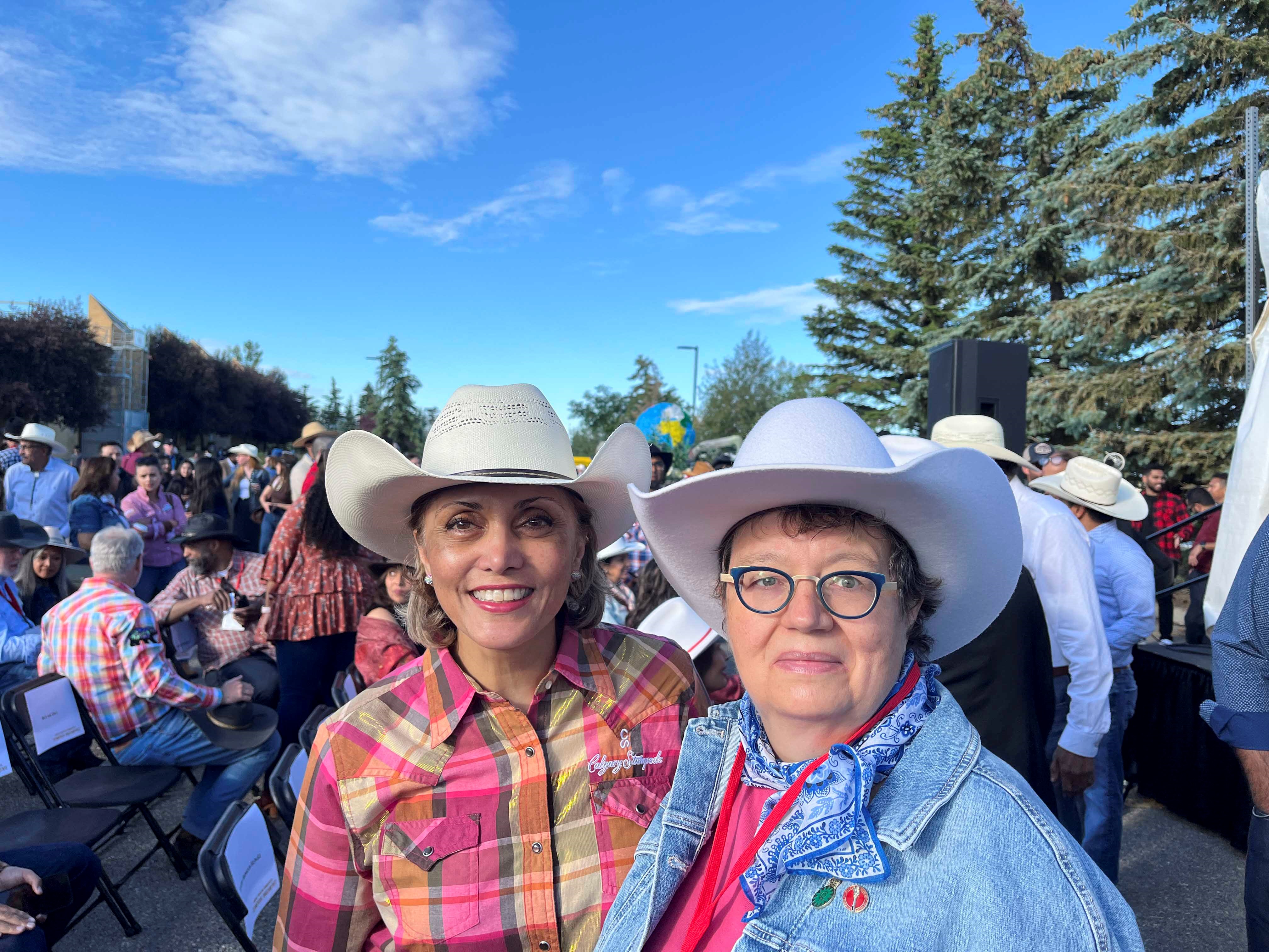 Le samedi 6 juillet 2024 – La mairesse de Calgary, Jyoti Gondek, à gauche, et la sénatrice Paula Simons; petit déjeuner de la communauté ismaélienne au Stampede; Calgary, Alberta.