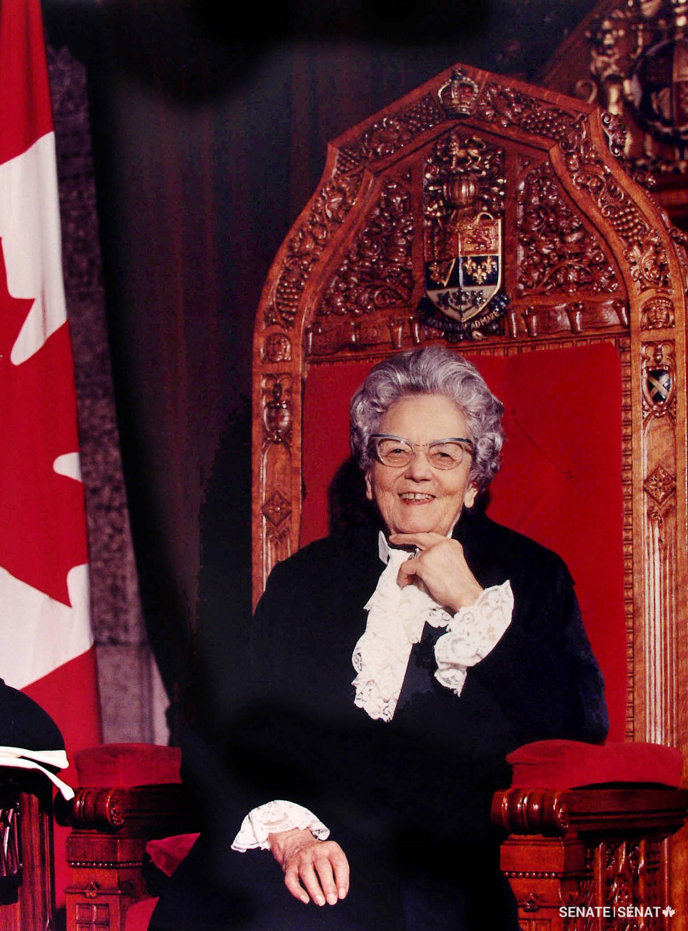 La sénatrice Fergusson assise sur le fauteuil du Président du Sénat; photo prise vers la fin de sa carrière.