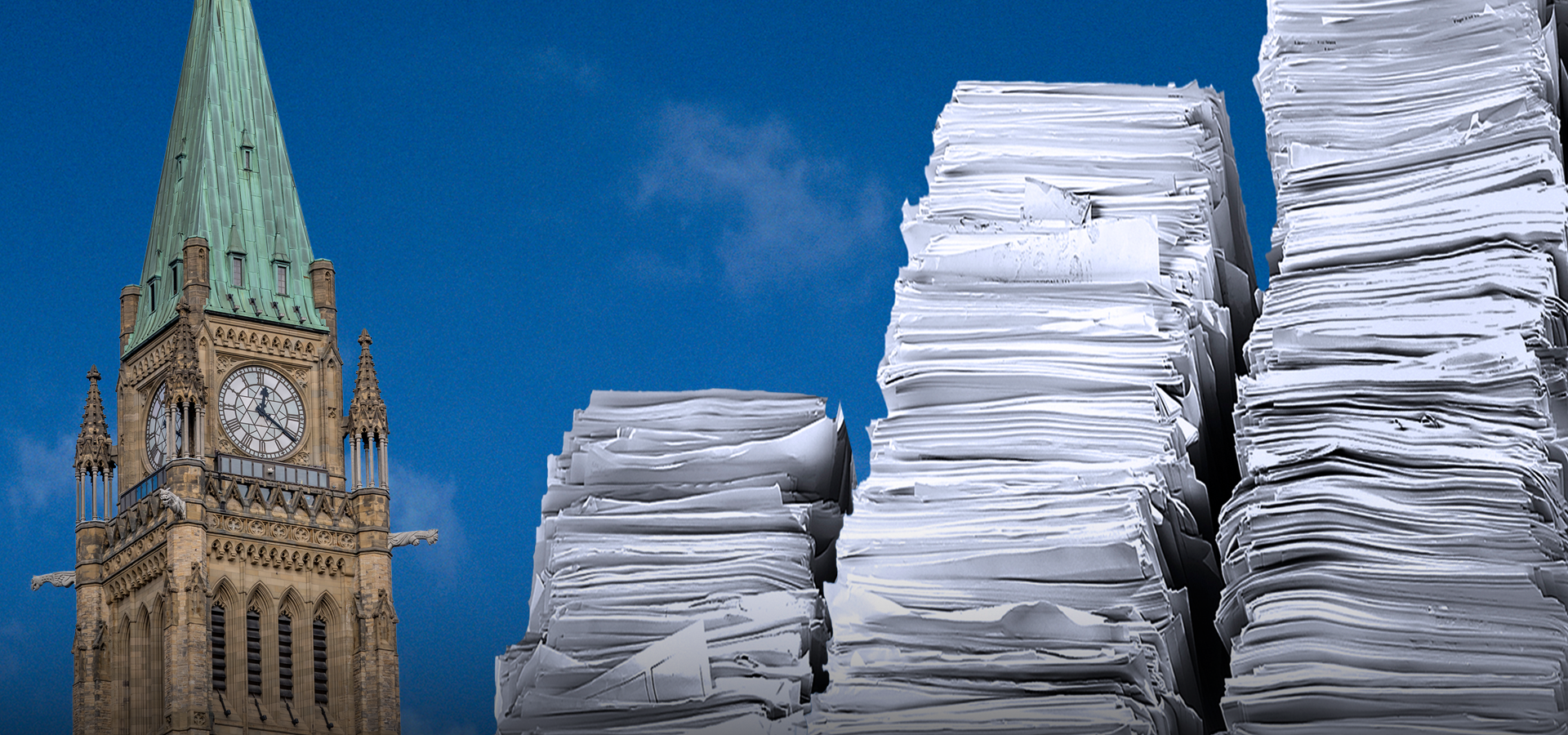 Grandes piles de documents à côté de la tour de la Paix sur la Colline du Parlement sous un ciel bleu.