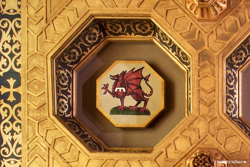 Un dragon rouge, emblème traditionnel du pays de Galles, orne le plafond de la Chambre du Sénat, dans l’édifice du Centre.