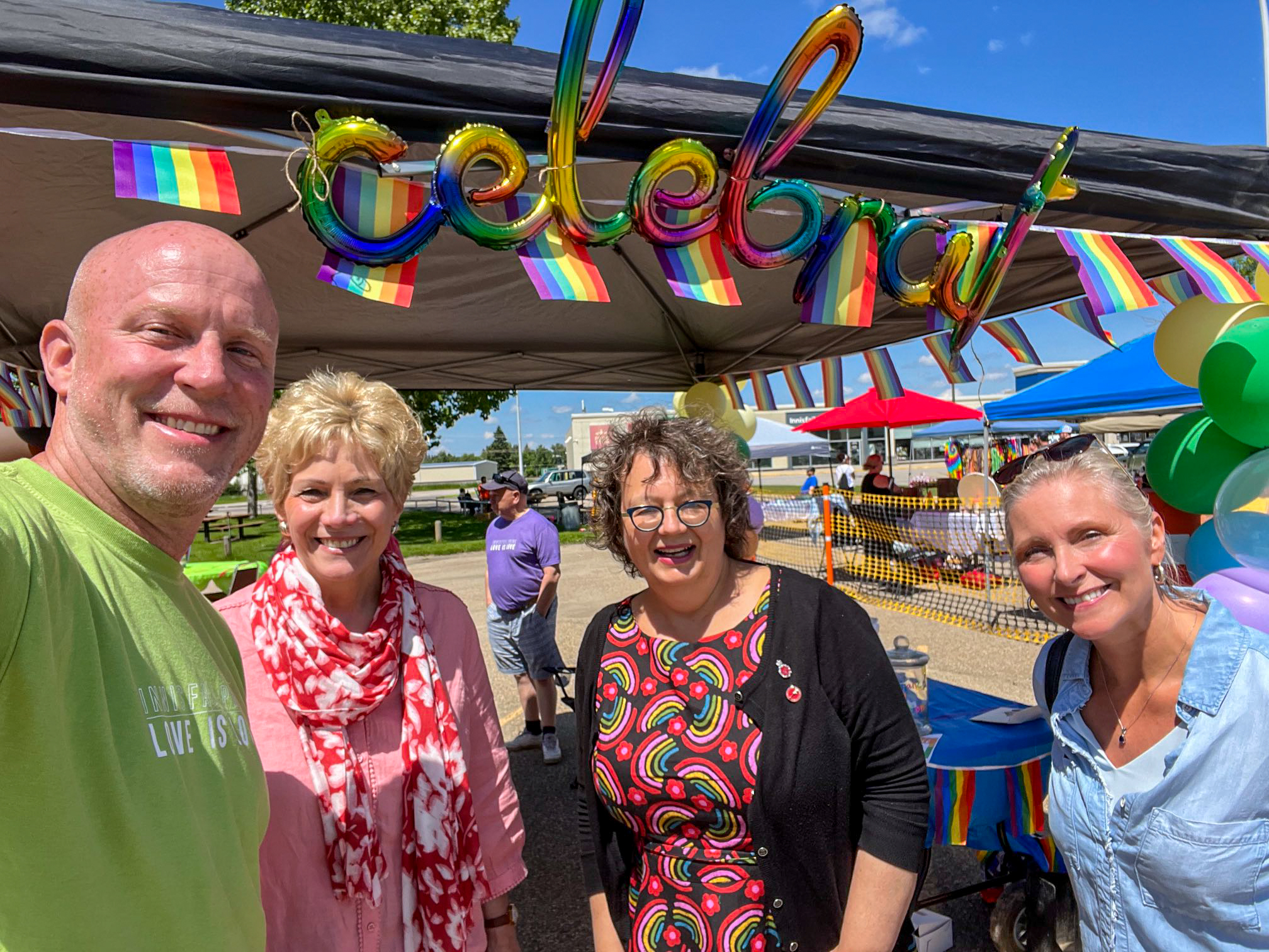 Saturday, June 25, 2022 – Senator Paula Simons attends the second annual Pride Festival in Innisfail, Alberta, with Councillor Dale Dunham (far left), Mayor Jean Barclay (second from the left), and Councillor Cindy Messaros (far right).