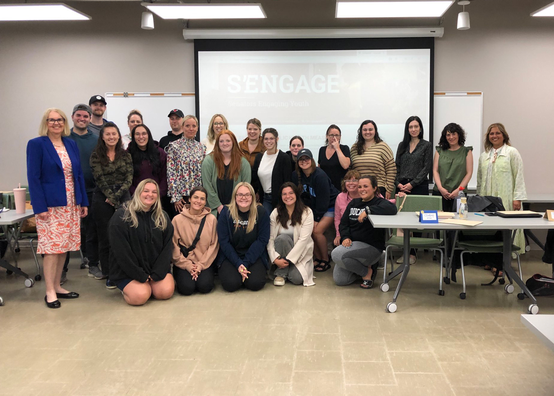 Wednesday, July 6, 2022 – At Cape Breton University in Nova Scotia, Senator Jane Cordy (left) speaks with a class of pre-service teachers about the Senate and her role as a senator. As a former teacher, she was pleased to meet with these future educators to discuss integrating parliamentary institutions into their curriculums.