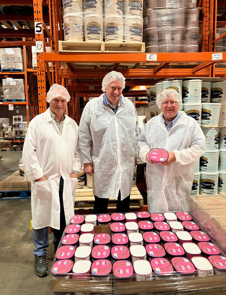 Le jeudi 25 aout 2022 – Les sénateurs Rob Black et Scott Tannas visitent la Foothills Creamery à Edmonton, en Alberta, et se familiarisent avec les activités de l’entreprise locale en matière de crème glacée et de beurre.