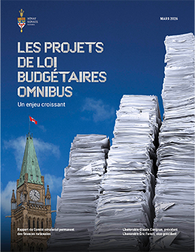 Couverture d’un rapport du Sénat intitulé « Projets de loi omnibus d’exécution du budget : un problème croissant », montrant de grandes piles de documents à côté de la tour de la Paix sur la Colline du Parlement sous un ciel bleu.