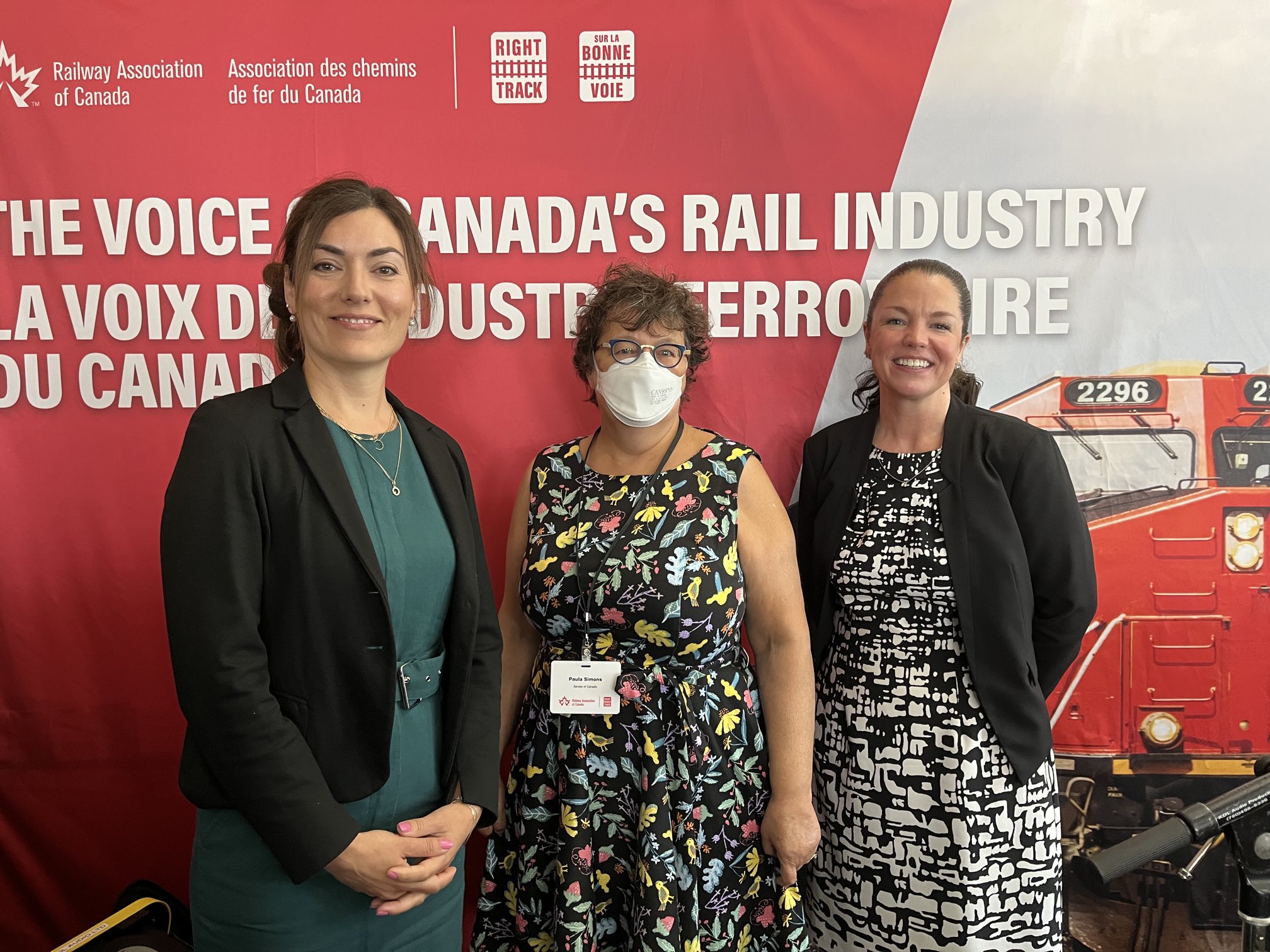 Wednesday, August 24, 2022 — Senator Paula Simons (centre) attends the Railway Association of Canada’s conference on shortline railways in Edmonton, Alberta. Senator Simons is pictured with the association’s vice-present, Caroline Healey (left), and senior director of communications and media relations, Stéphanie Montreuil (right). The conference featured discussions about supply chain issues, the impacts of climate change and the importance of shortline rail in rural and urban Canada.