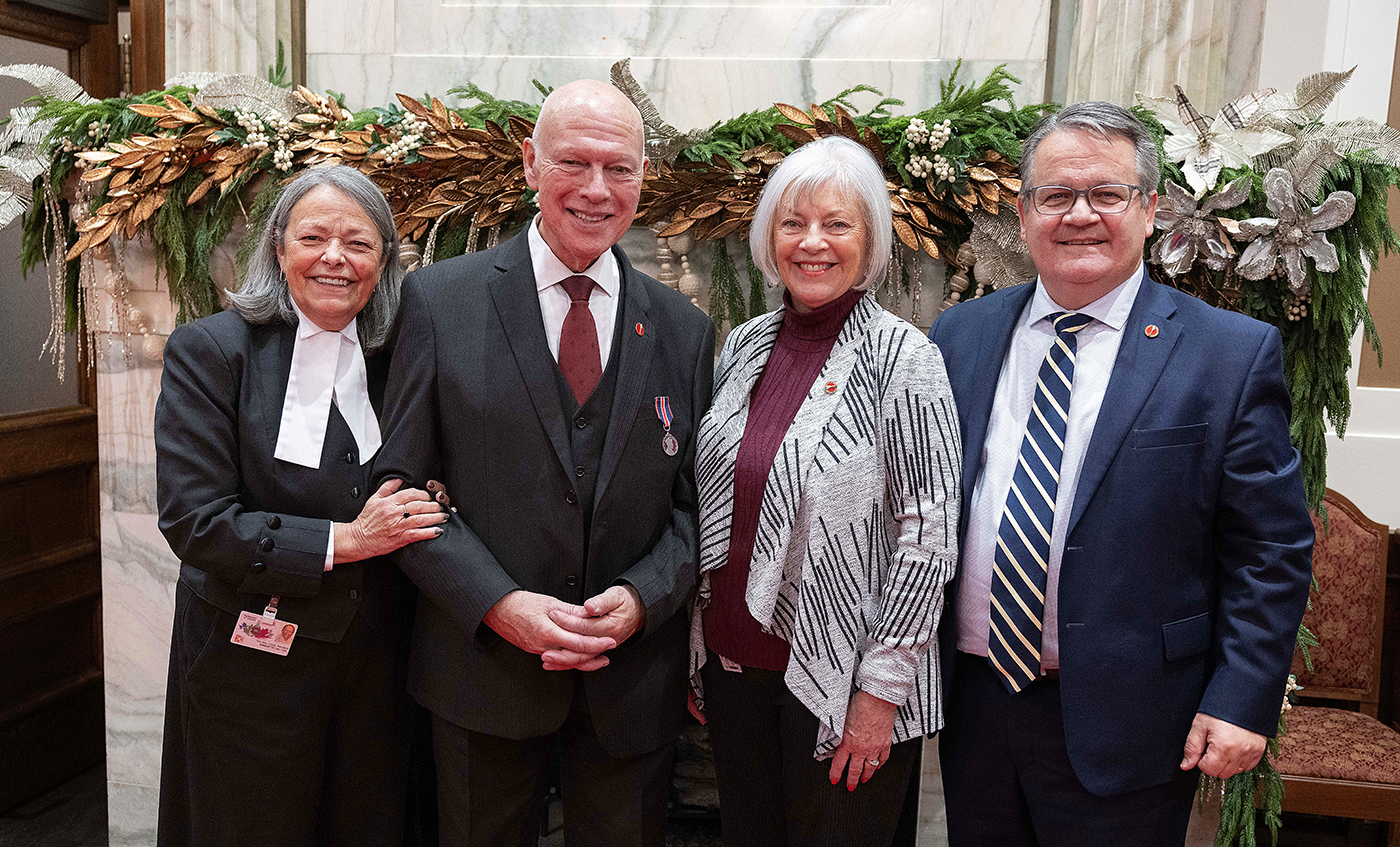 FDe gauche à droite, la sénateure Ringuette, l’ancien sénateur Jean-Guy Dagenais, l’ancienne sénatrice Nancy J. Hartling et le sénateur Victor Boudreau à l’édifice du Sénat du Canada en 2024. (Photo fournie par : Bureau de la sénateure Pierrette Ringuette)