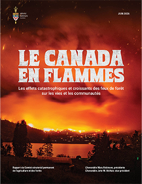 Couverture d’un rapport du Sénat du Canada intitulé Canada en flammes, illustrant un important incendie de forêt faisant rage à proximité d’une collectivité pendant la nuit. Les flammes, la fumée et les braises incandescentes témoignent des effets dévastateurs des feux de forêt sur les vies et les collectivités. L’image montre un incendie intense se propageant sur une colline et dans le paysage environnant, avec des flammes orange vif, une épaisse fumée rouge orangé et des braises lumineuses remplissant le ciel. Au premier plan, un lac reflète la lueur de l’incendie, tandis que les silhouettes sombres d’arbres, de maisons et de bâtiments mettent en évidence la proximité du feu avec les collectivités avoisinantes. L’écusson du Sénat du Canada figure dans le coin supérieur gauche de la couverture, tandis que la date de publication, juin 2026, apparaît dans le coin supérieur droit.