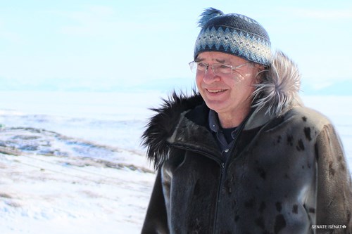 Le sénateur Dennis Patterson porte un manteau en peau de phoque dans le Nord canadien.